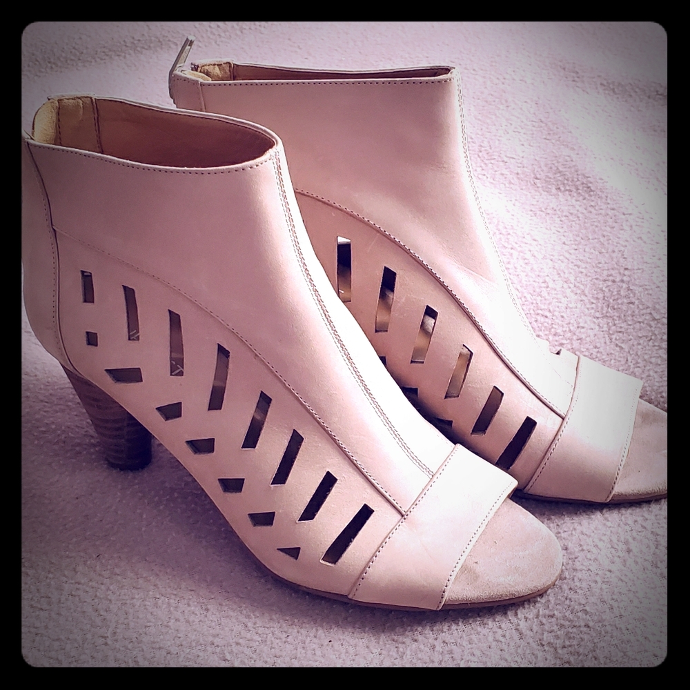 Nine West peek toe cut out ankle boot SZ 6